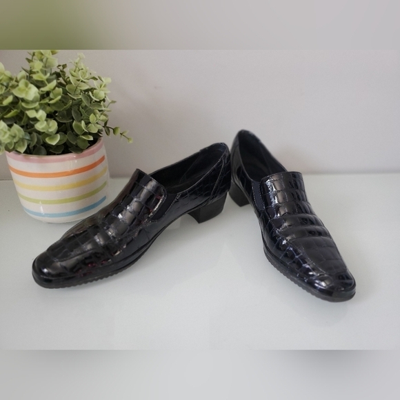 AMALFI BY RANGONI almond toe snakeskin patent leather shoe. Size 11 - Picture 8 of 8